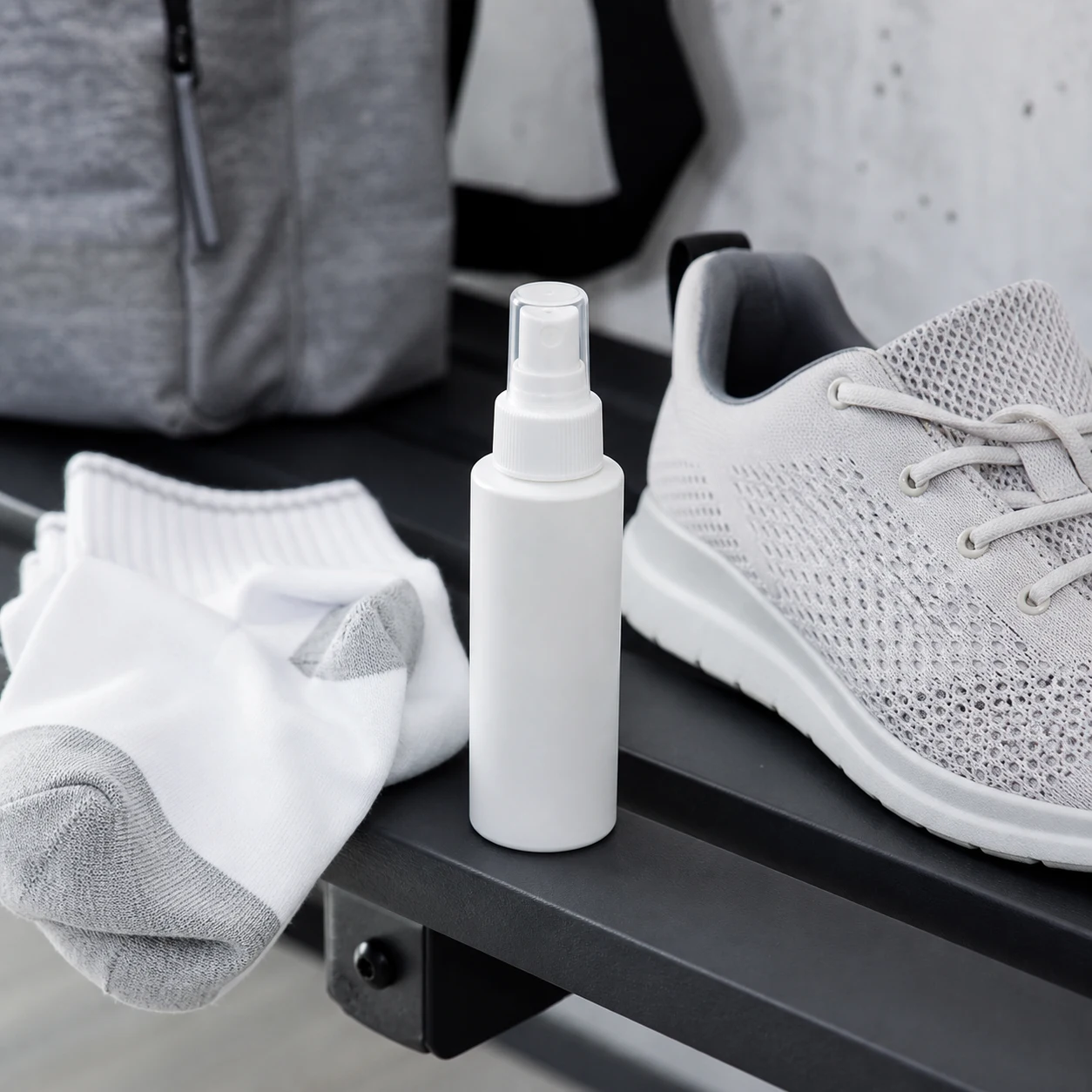 Preparat antyperspiracyjny do stóp obok świeżej skarpety